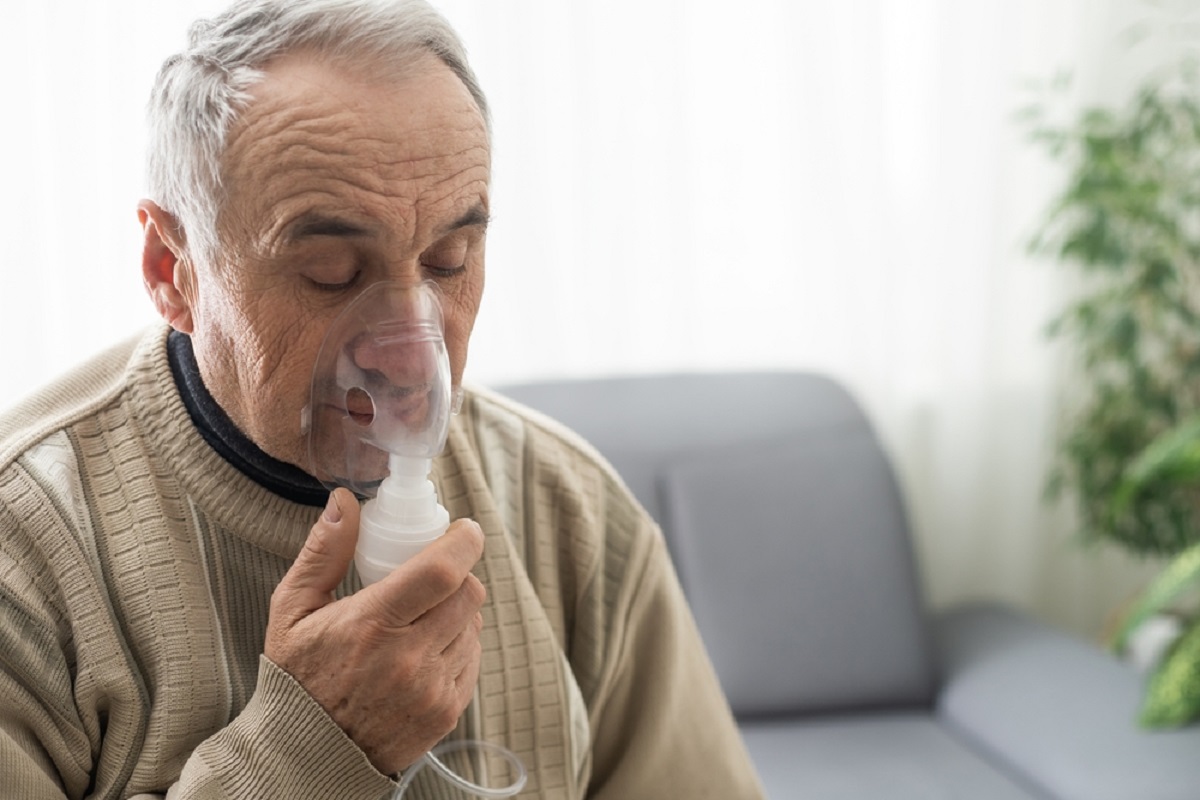 Patiënt met COPD draagt zuurstofmasker