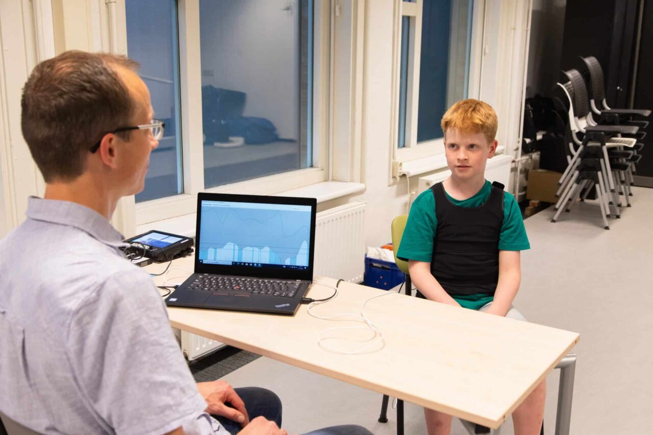 Patient met ademhalingsvest Wearable Breathing Trainer bij kinderfsyiotherapeut